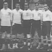 La Cruz de Santiago de Compostela en el pecho del uniforme de la selección nacional gallega de fútbol en 1922 (encuentro Galicia 4 - Castilla 1)